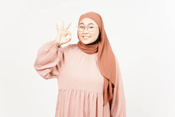 Mostrando Sinal Bela Mulher Asiática Vestindo Hijab Isolado Fundo Branco — Fotografia de Stock
