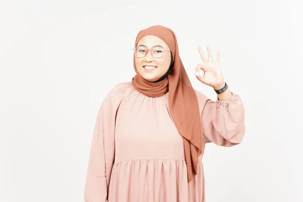 Mostrando Signo Mujer Asiática Hermosa Usando Hijab Aislado Sobre Fondo — Foto de Stock