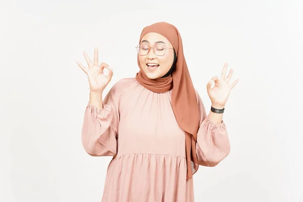Mostrando Signo Mujer Asiática Hermosa Usando Hijab Aislado Sobre Fondo — Foto de Stock