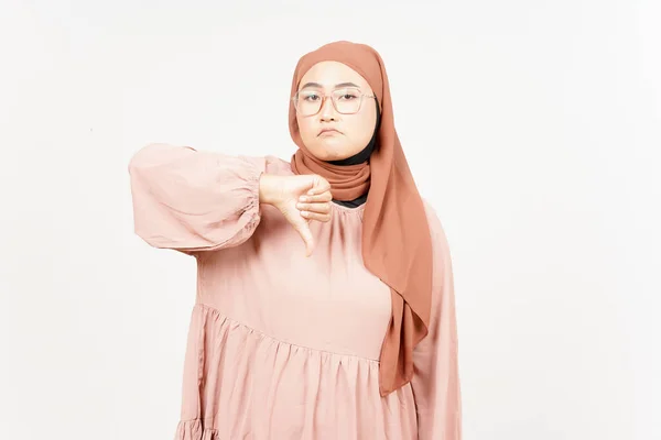 Mostrando Polegares Para Baixo Bela Mulher Asiática Vestindo Hijab Isolado — Fotografia de Stock