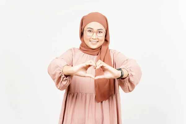 Mostrando Signo Amor Hermosa Mujer Asiática Usando Hijab Aislado Sobre —  Fotos de Stock