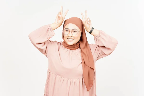 Mostrando Paz Sinal Vitória Bela Mulher Asiática Vestindo Hijab Isolado — Fotografia de Stock