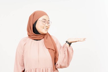 Başörtüsü Giyen Güzel Asyalı Kadın Açık Avuç 'ta Ürünleri Gösterme ve Sunma