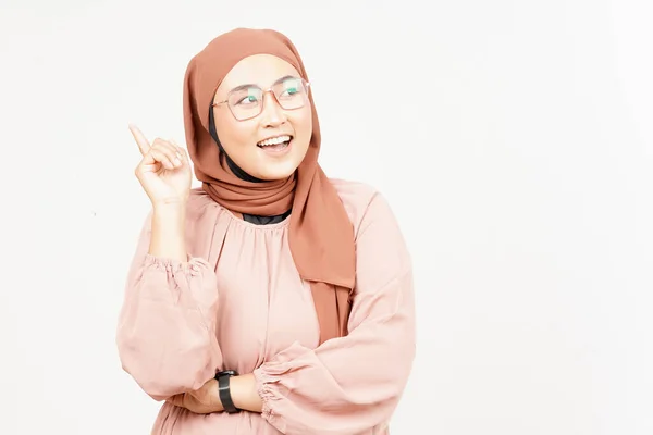 Pensando Gesto Bela Mulher Asiática Vestindo Hijab Isolado Fundo Branco — Fotografia de Stock