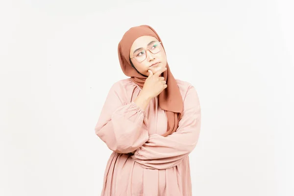 白い背景に隔離されたヒジャブを身に着けている美しいアジアの女性の思考ジェスチャー — ストック写真