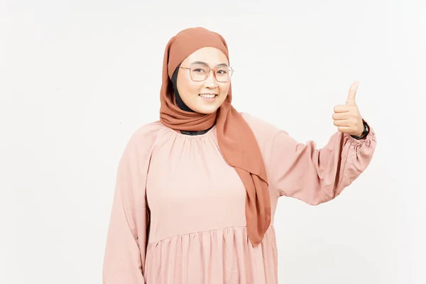 Pokazuję Kciuki Pięknej Azjatki Hidżabie Odizolowanej Białym Tle — Zdjęcie stockowe