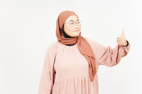 Arată Degetele Sus Frumos Asiatic Femeie Purtând Hijab Izolat Fundal — Fotografie, imagine de stoc
