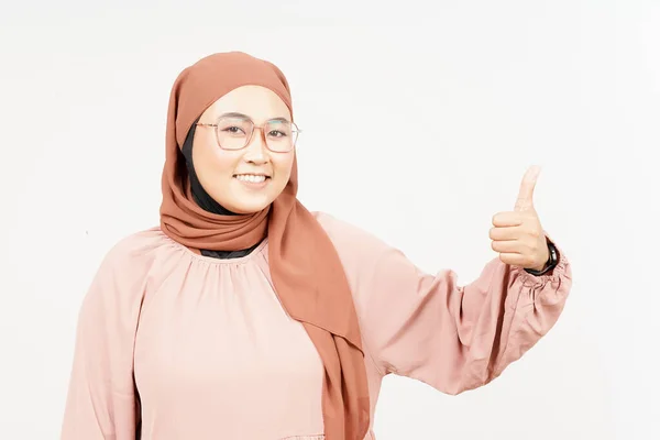 Menampilkan Thumbs Wanita Asia Indah Mengenakan Hijab Terisolasi Latar Belakang — Stok Foto