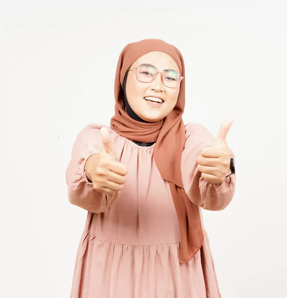 Mostrando Pulgares Hermosa Mujer Asiática Usando Hijab Aislado Sobre Fondo —  Fotos de Stock