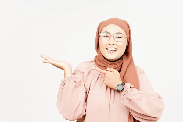 Mostrando Apresentando Produto Palma Aberta Bela Mulher Asiática Vestindo Hijab — Fotografia de Stock