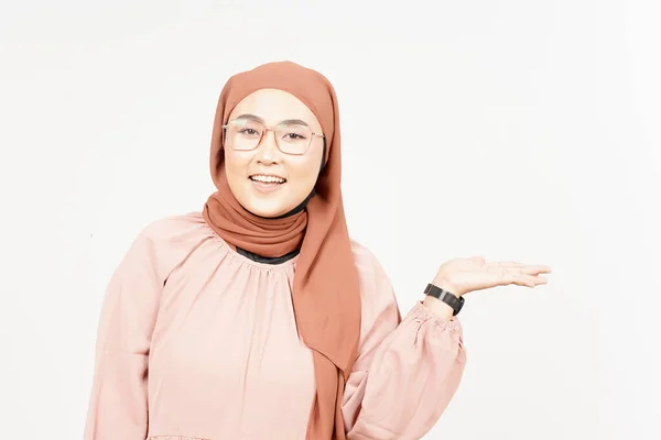 Showing Presenting Product Open Palm Beautiful Asian Woman Wearing Hijab — Φωτογραφία Αρχείου