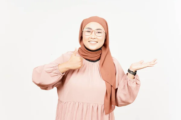 Showing Presenting Product Open Palm Beautiful Asian Woman Wearing Hijab — Φωτογραφία Αρχείου