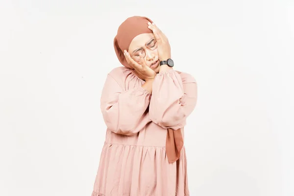 Trpící Bolest Hlavy Krásné Asijské Ženy Sobě Hidžáb Izolované Bílém — Stock fotografie