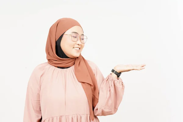 Showing Presenting Product Open Palm Beautiful Asian Woman Wearing Hijab — Fotografia de Stock