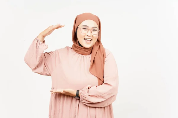 Medindo Mostrando Grande Sinal Produto Bela Mulher Asiática Vestindo Hijab — Fotografia de Stock