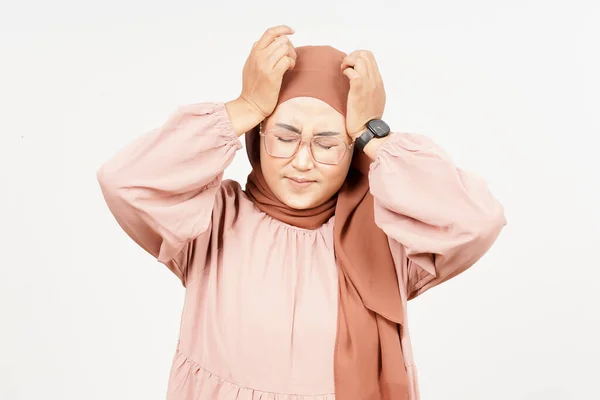 Trpící Bolest Hlavy Krásné Asijské Ženy Sobě Hidžáb Izolované Bílém — Stock fotografie