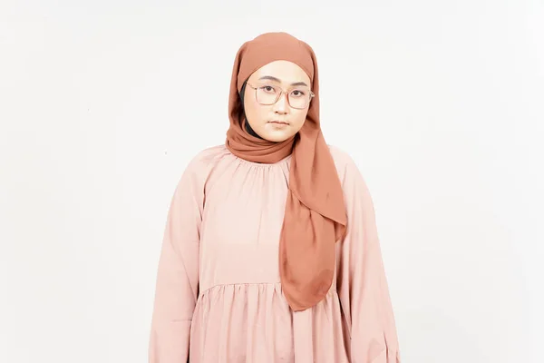 Дивлячись Сердитим Виразом Обличчя Красивої Азіатки Хіджабі Ізольовані Білому — стокове фото