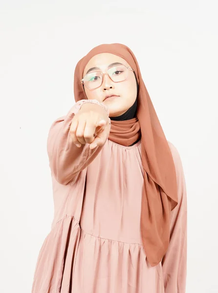 Wskazywanie Kamerę Wściekły Wyraz Twarzy Pięknej Azjatki Hidżabie Odizolowanej Biało — Zdjęcie stockowe