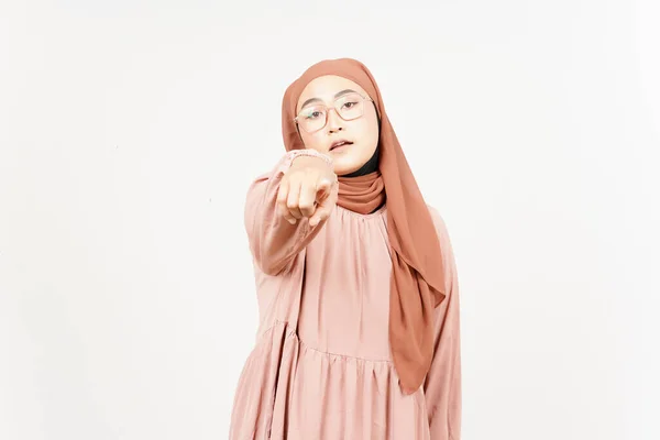 Apontando Para Câmera Expressão Irritada Bela Mulher Asiática Vestindo Hijab — Fotografia de Stock