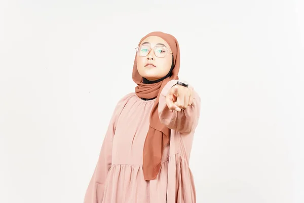 Apontando Para Câmera Expressão Irritada Bela Mulher Asiática Vestindo Hijab — Fotografia de Stock