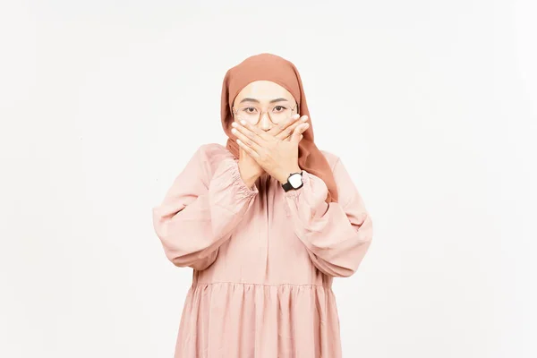 Schockiert Und Bedeckt Mund Der Schönen Asiatischen Frau Tragen Hijab — Stockfoto