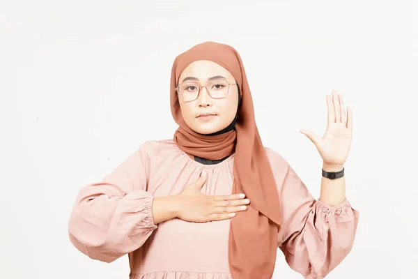 Gerakan Bersumpah Bersumpahlah Pada Wanita Asia Yang Cantik Mengenakan Hijab — Stok Foto