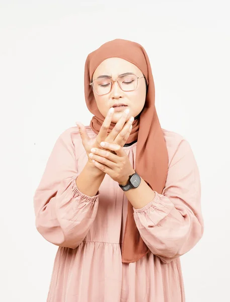 Sofrendo Dor Nas Mãos Bela Mulher Asiática Vestindo Hijab Isolado — Fotografia de Stock