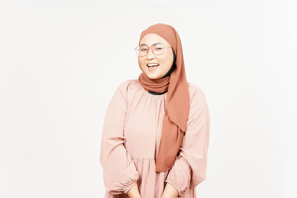Посміхаючись Дивлячись Камеру Красивої Азіатки Хіджабі Ізольовані Білому Тлі — стокове фото