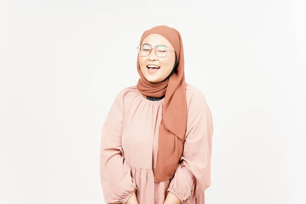 Улыбаясь Глядя Камеру Красивой Азиатки Носящей Хиджаб Изолированный Белом Фоне — стоковое фото