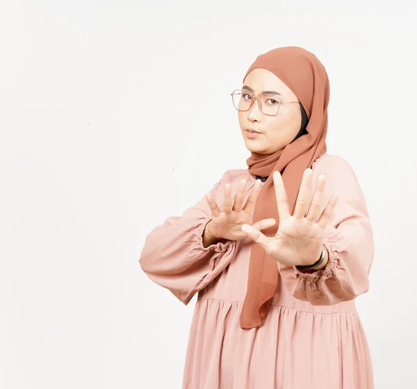 Gesto Mão Rejeição Bela Mulher Asiática Vestindo Hijab Isolado Fundo — Fotografia de Stock