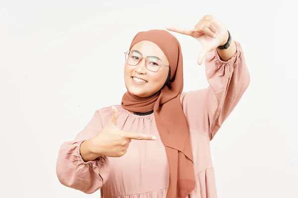 Fazer Quadro Com Mãos Bela Mulher Asiática Vestindo Hijab Isolado — Fotografia de Stock