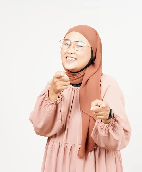 Tersenyum Dan Menunjuk Pada Anda Wanita Asia Indah Mengenakan Hijab — Stok Foto