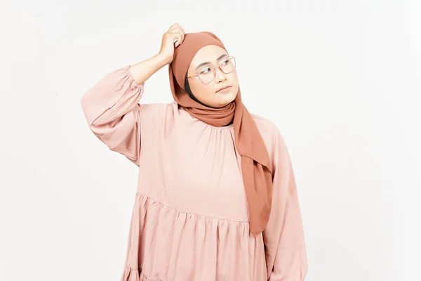 Pensando Expressão Curiosa Bela Mulher Asiática Vestindo Hijab Isolado Fundo — Fotografia de Stock