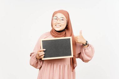 Güzel Asyalı Kadın Başörtüsü Giyen Karatahtayı Gösteriyor, Sunuyor ve Tutuyor