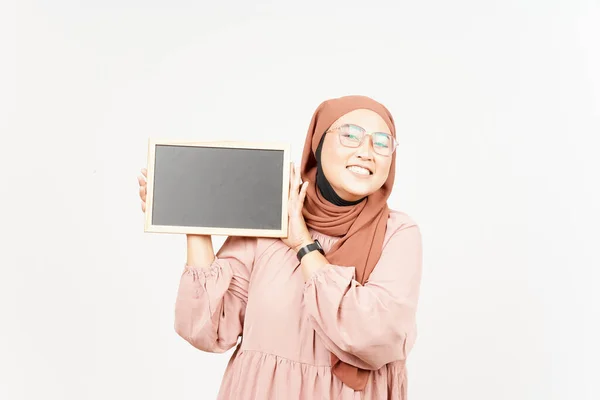 Mostrando Apresentando Segurando Blank Blackboard Bela Mulher Asiática Vestindo Hijab — Fotografia de Stock