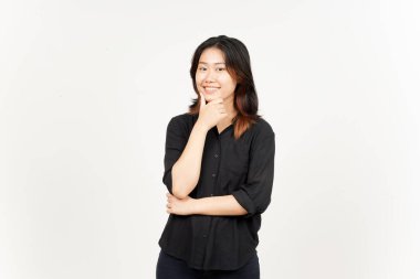 Beyaz arka planda izole edilmiş güzel Asyalı kadının gülümseyen ve kameraya bakan