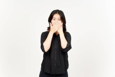 Beyaz arka planda izole edilmiş güzel bir Asyalı kadının ağzı şoke olmuş ve kapanıyor.