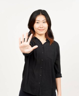 Beyaz arka planda tecrit edilmiş güzel bir Asyalı kadının beş parmağını gösteriyor.