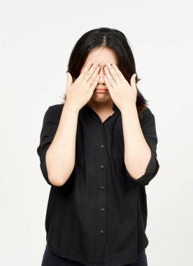 Beyaz arka planda izole edilmiş güzel Asyalı kadının baş ağrısı.