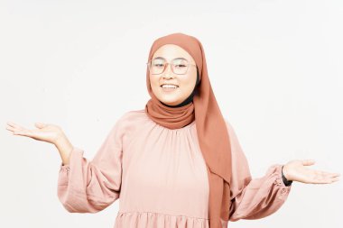 Güzel Asyalı Kadın Başörtüsü Giyen Açık Avuç 'ta İki Ürün Gösterip Sunar