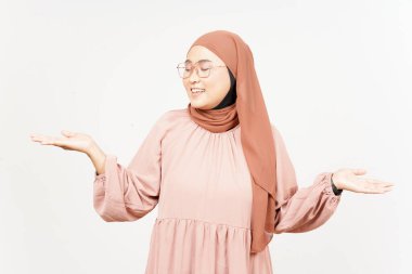 Güzel Asyalı Kadın Başörtüsü Giyen Açık Avuç 'ta İki Ürün Gösterip Sunar