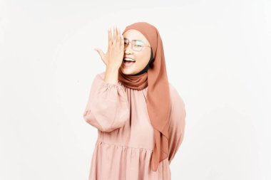 Beyaz arka planda tesettürlü güzel bir Asyalı kadının gülümse ve yüzünü ört.