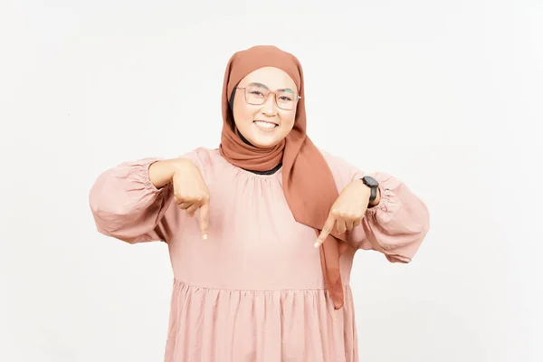 Menampilkan Produk Dan Menunjuk Turun Wanita Asia Indah Mengenakan Hijab — Stok Foto
