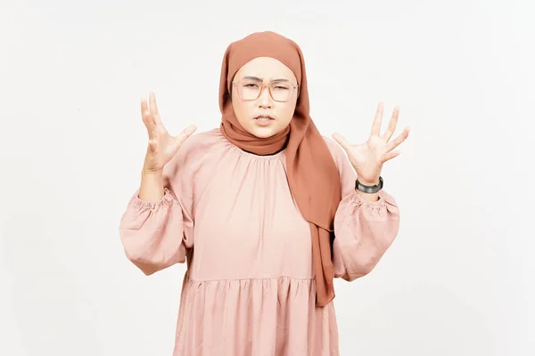 Sikoltozó Dühös Kifejezése Gyönyörű Ázsiai Viselő Hidzsáb Izolált Fehér Háttér — Stock Fotó