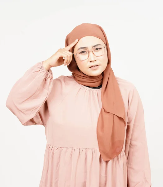 Zapomnij Czymś Geście Pięknej Azjatki Hidżabie Odizolowanej Białym Tle — Zdjęcie stockowe