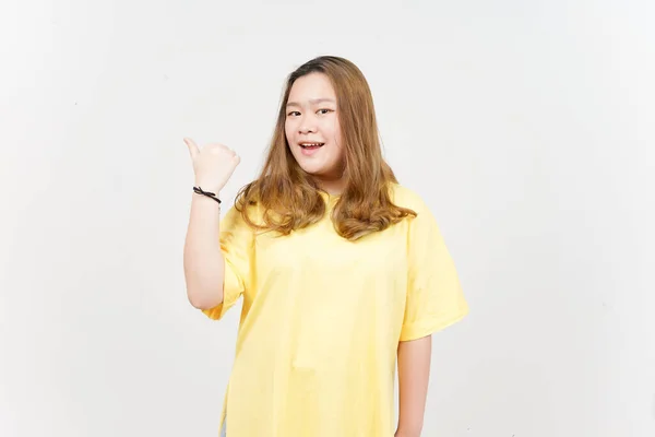 Sarı Tişört Giyen Güzel Asyalı Kadının Başparmağını Kullanarak Sunar Gösterir — Stok fotoğraf