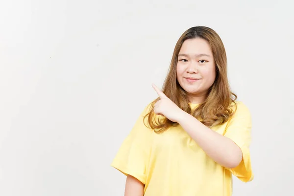 Showing Product Pointing Side Beautiful Asian Woman Wearing Yellow Shirt — Stock fotografie
