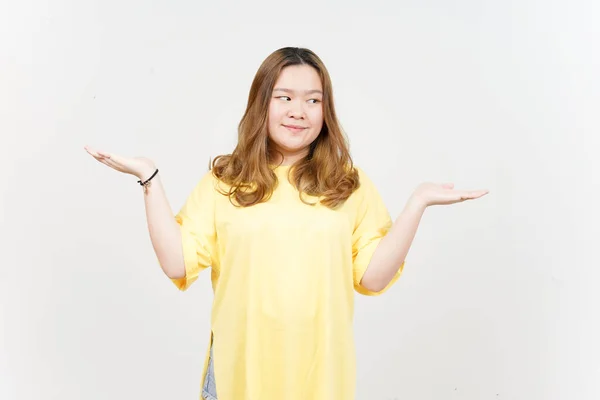 Sarı Tişört Giyen Asyalı Güzel Kadın Açık Avuç Ürün Gösteriliyor — Stok fotoğraf