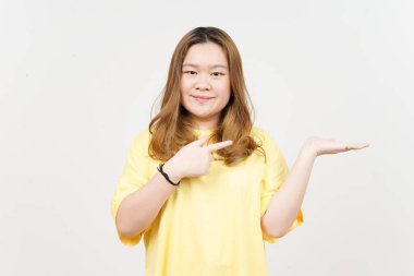 Sarı tişört giyen Asyalı Güzel Kadın Açık Avuç 'ta Ürünleri Gösterme ve Sunma