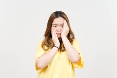 Beyaz tenli sarı tişört giyen güzel Asyalı kadının sıkıcı jest ifadesi.